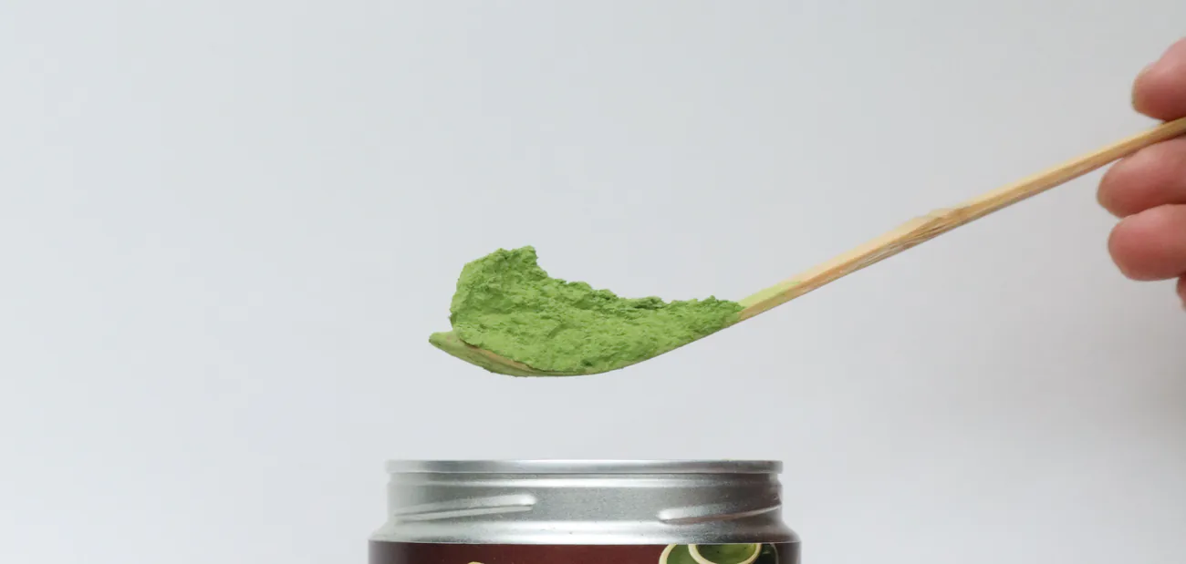 Matcha a kovová lžička — opravdu kov matche škodí?