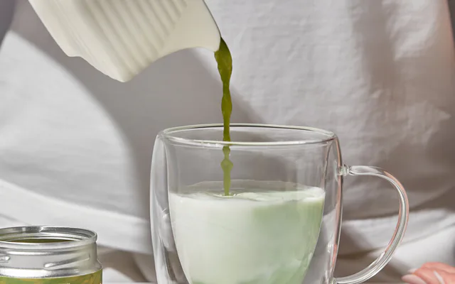 Matcha latte — recept teplý i ledový (a proč obvykle chutná hořce)