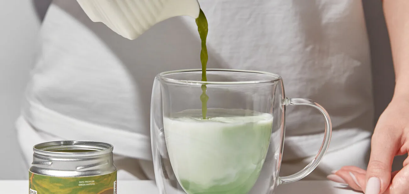Matcha latte — recept teplý i ledový (a proč obvykle chutná hořce)