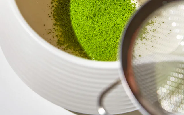 Matcha na hubnutí — co se dá říct poctivě a co se slibovat nesmí