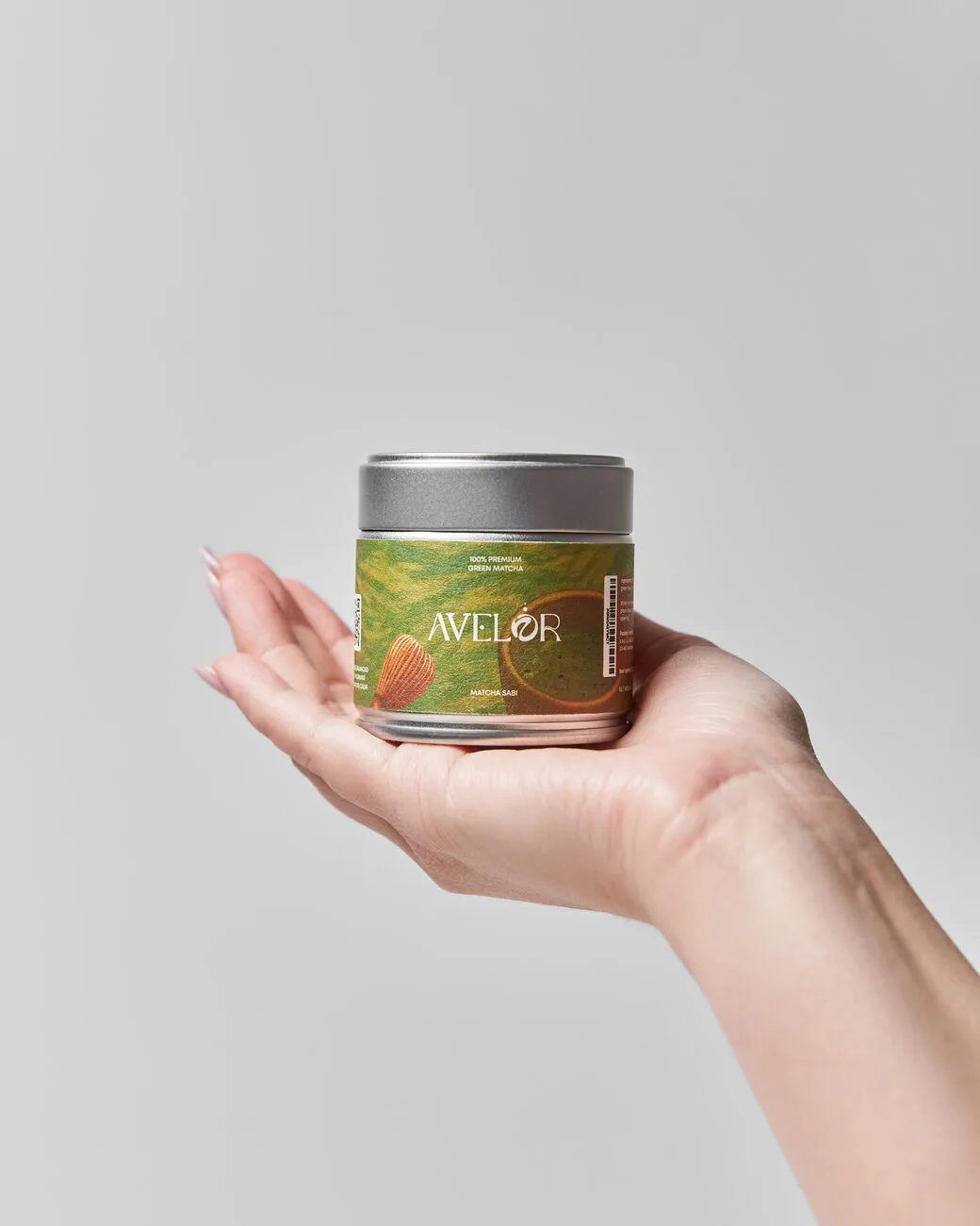 Ceremoniální matcha Avelor našlehaná v misce chawan bambusovou metličkou chasen
